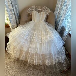 Vintage 1950s/60s cupcake tiered lace wedding dress, see measurements